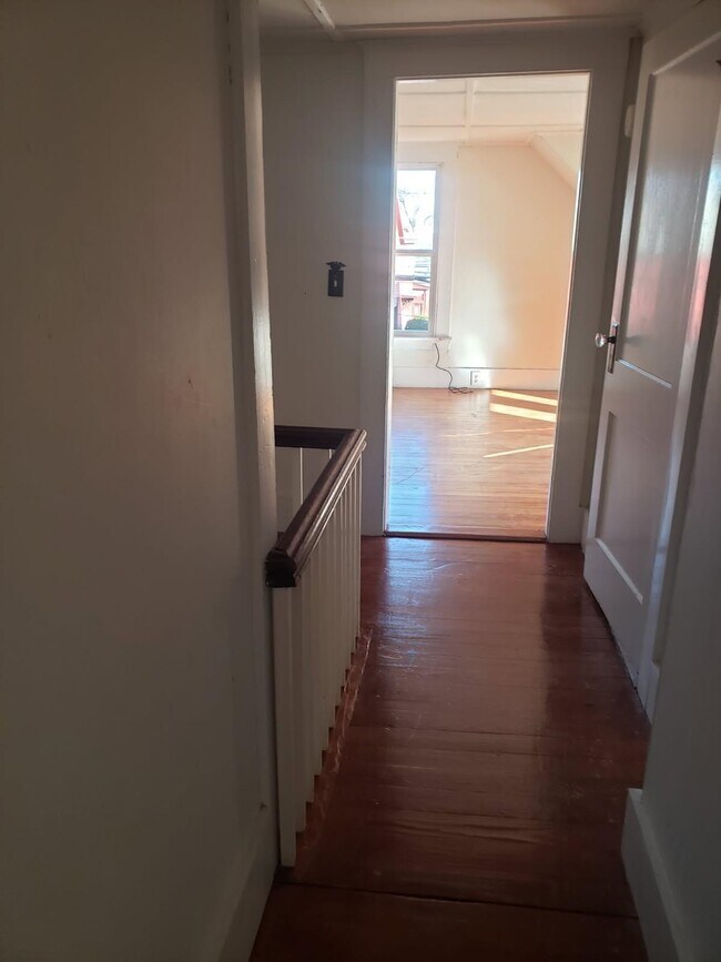 Building Photo - 5 Perry Ave