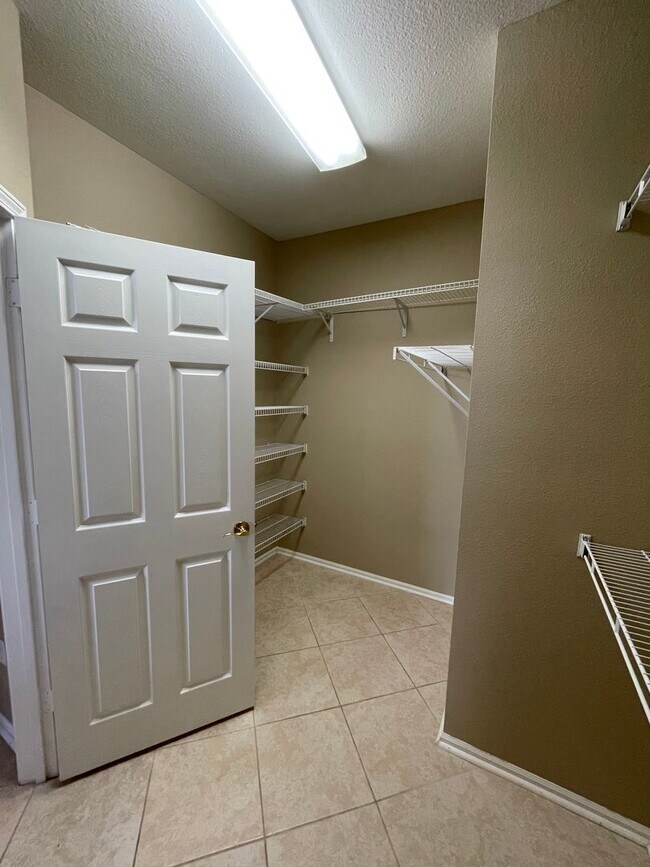 Building Photo - Unfurnished, Long Term Rental in Sun City!