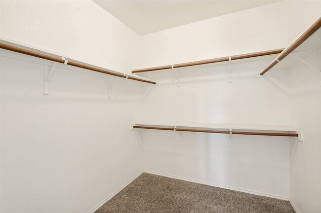 Building Photo - 1305 Lone Pine Dr