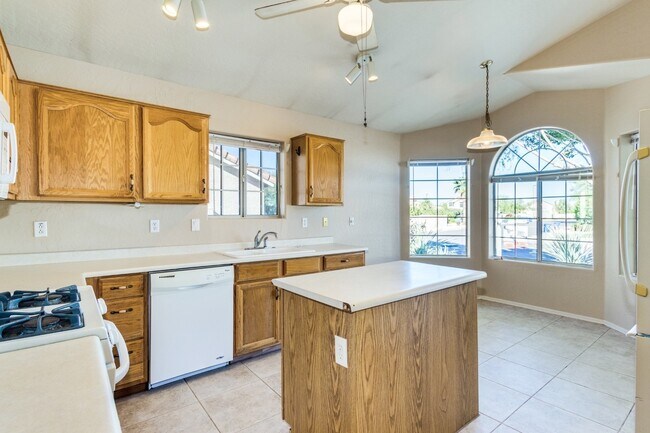 Building Photo - POPULAR RED MOUNTAIN RANCH COMMUNITY