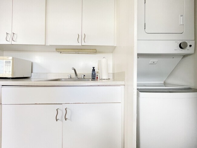 Building Photo - Pet Friendly Furnished Waikiki Studio with Central A/C and Parking. Utilities Included in Rent.