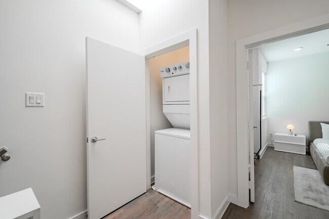 Building Photo - Modern Townhome with Gated Private Lawn & Dual Primary Suites & 2-Car Garage | Knox-Henderson / L...