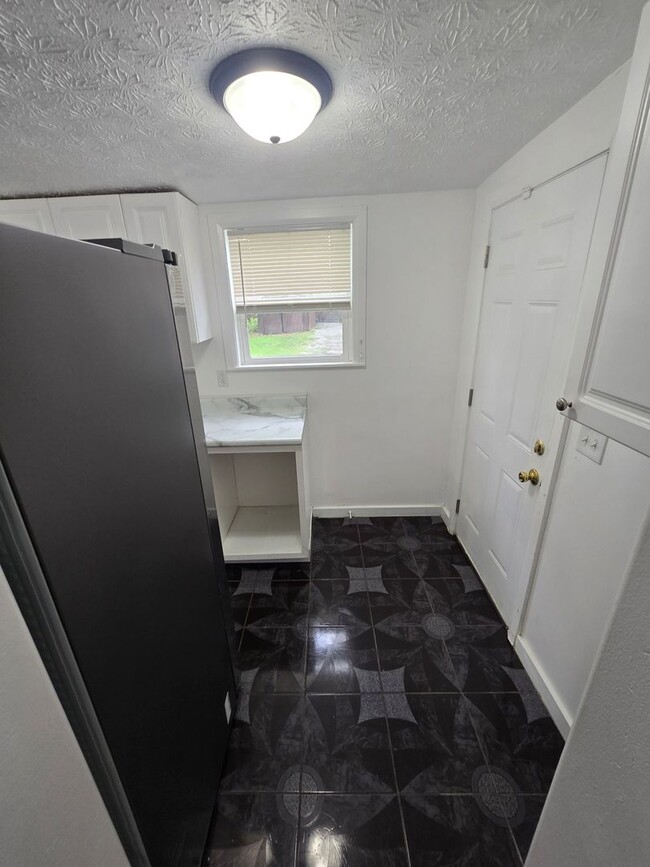Building Photo - 2 BEDROOM SINGLE FAMILY