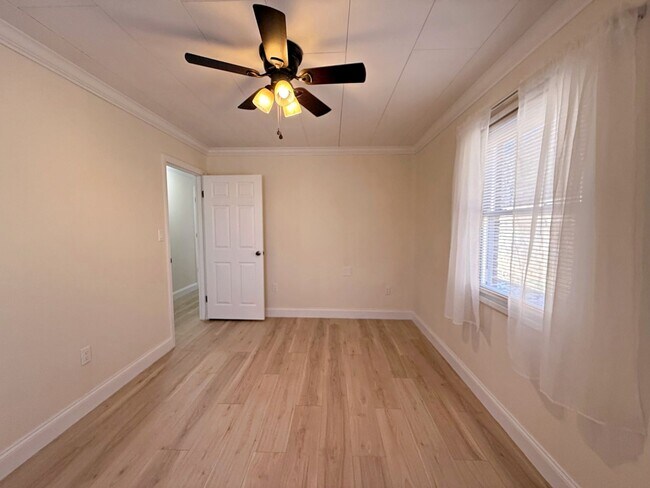 Building Photo - 315 E Millers Cove Rd