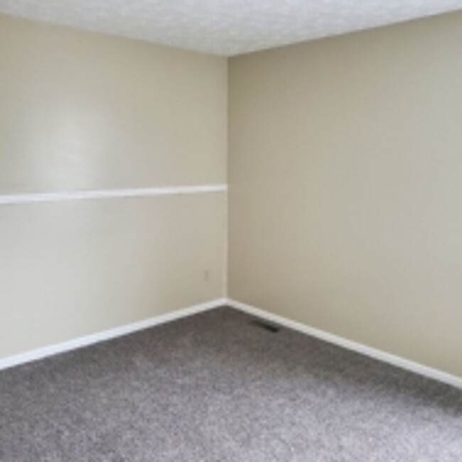 Building Photo - 2/3 Bed Room 1 ½ Townhouse for rent.
