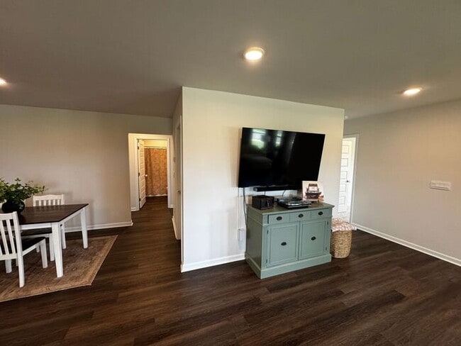 Building Photo - Beautiful 5 bedroom home available for rent