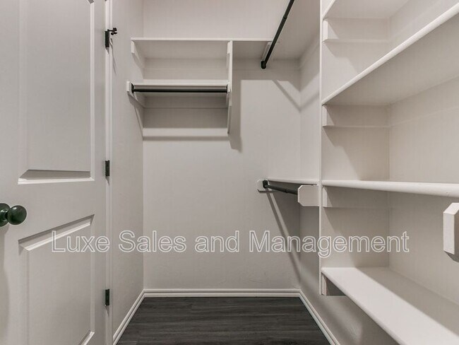 Building Photo - 10908 Oak Holw Ln