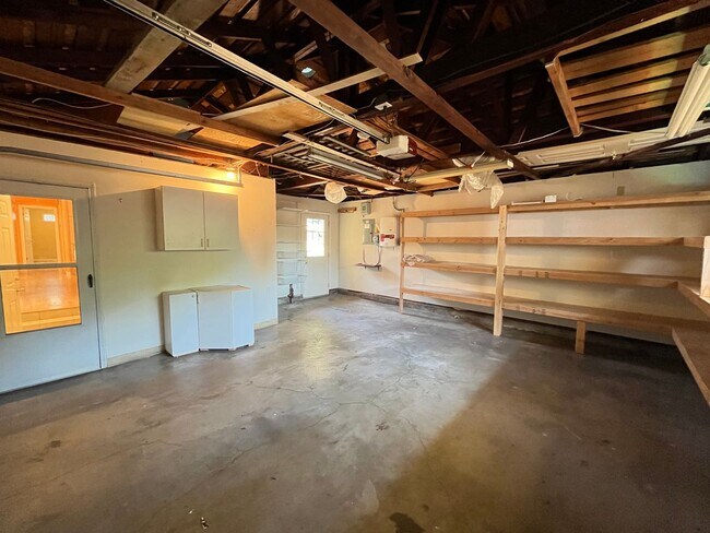 Building Photo - Amazing NE Portland 4Bd + 3Ba ~ House Sola...