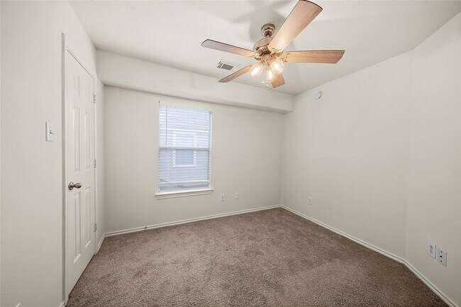 Building Photo - 25238 Finchgrove Ln