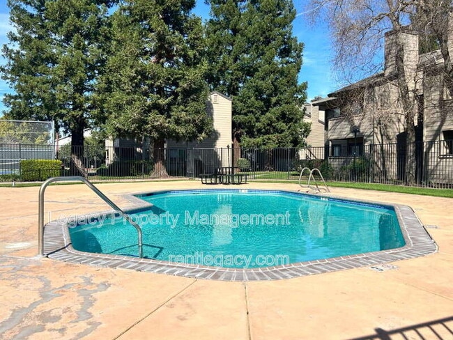 Building Photo - 3715 Tallyho Dr