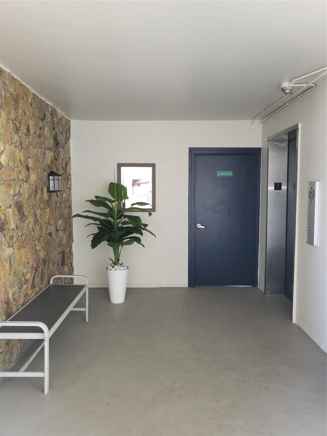 Building Photo - 1075 NE Miami Gardens Dr