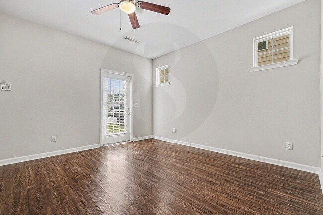 Building Photo - Must See 3BR/2.5BA Home in East Point!