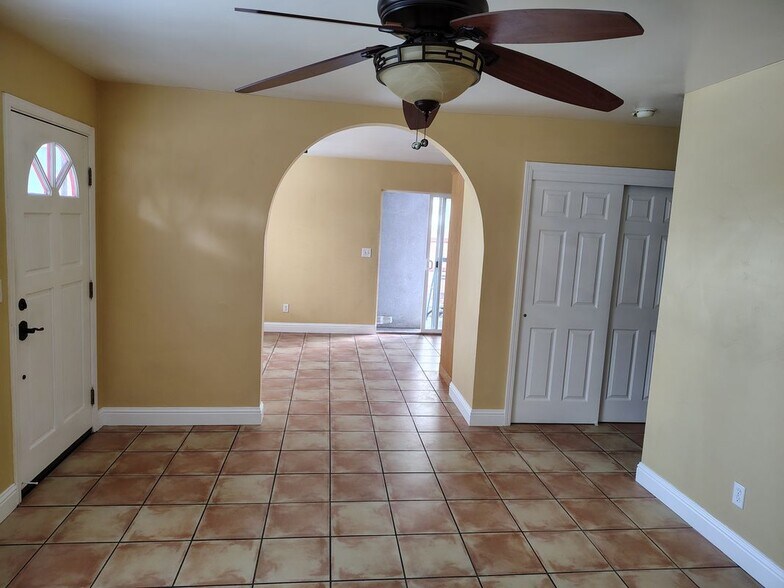 Building Photo - 2447 Beach St