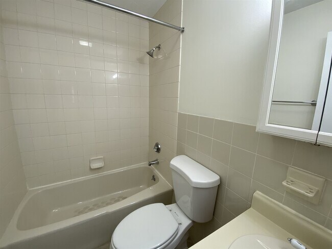 Building Photo - 385 Huse Rd