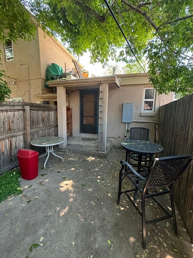 Building Photo - Updated 1 Bed/1 Bath Duplex in Lohi