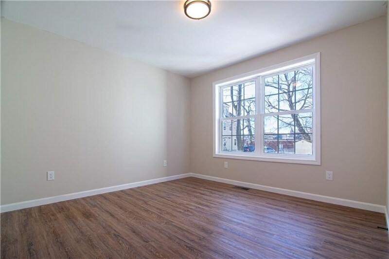 Building Photo - 84 Glenham St