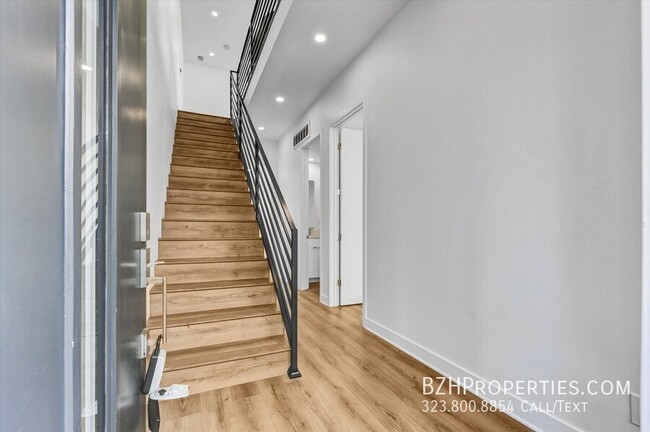 Building Photo - Gorgeous Modern Townhouse In Prime Mid-City