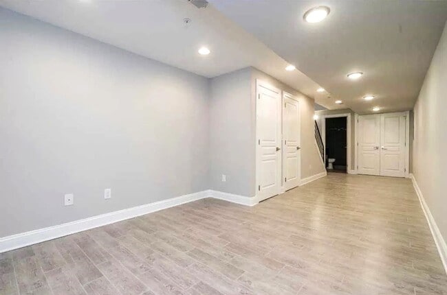 Building Photo - Gorgeous 3-Bedroom Townhome with Finished Basement and Rooftop Deck! Available mid-June!