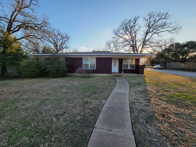Building Photo - Bryan - 3 bed/ 2 bath / 2 car garage house with fenced back yard, near Texas A&M