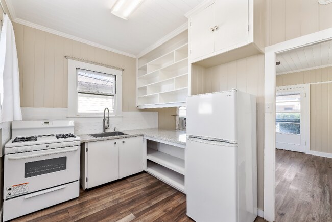 Building Photo - 3159 Lincoln Ave