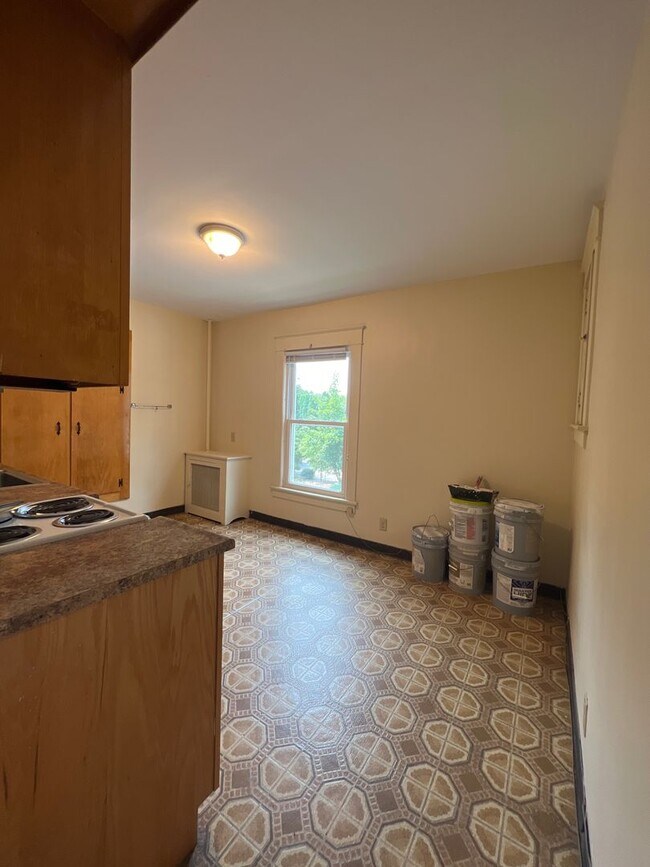 Building Photo - Two Bedroom apartment near engineering and...