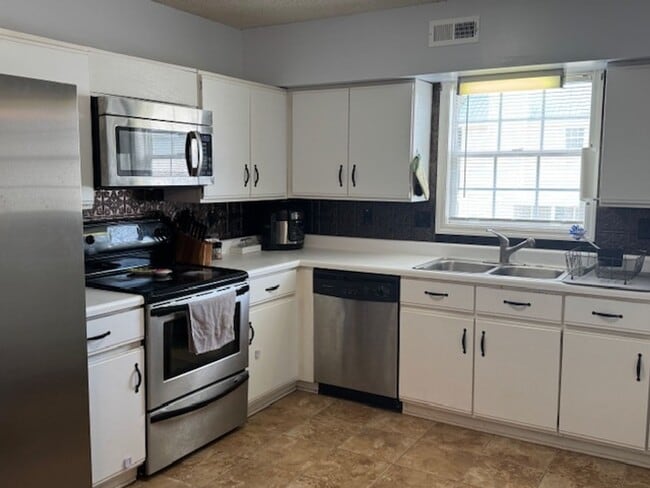 Building Photo - Welcome to Hemlock Drive!