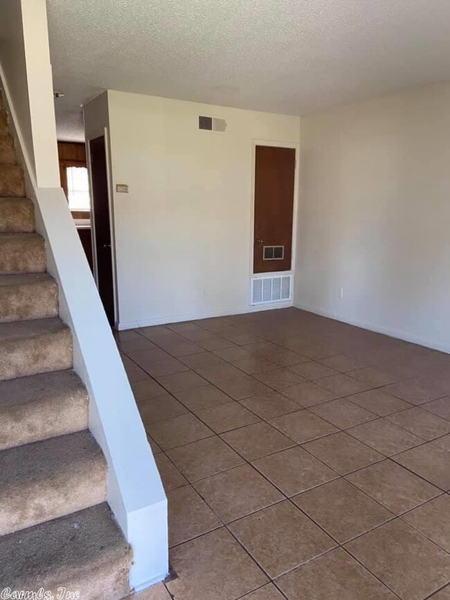 Building Photo - 13 Rosemunn Dr