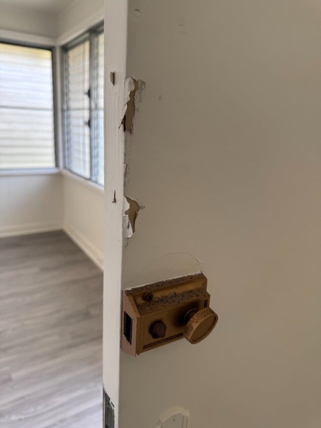 Building Photo - 2 Bed/1 Bath/ 1 Parking w/ Split A/C unit