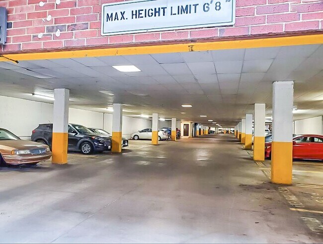 Building Photo - Beautifully Updated 1 Bed 1 Bath Condo With Sunroom In Sought After Point At Park