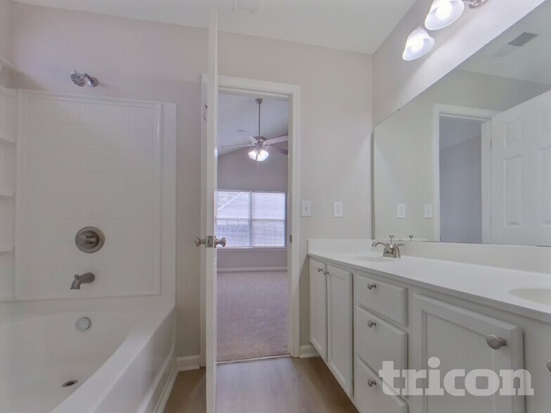 Building Photo - 819 Chablis Dr