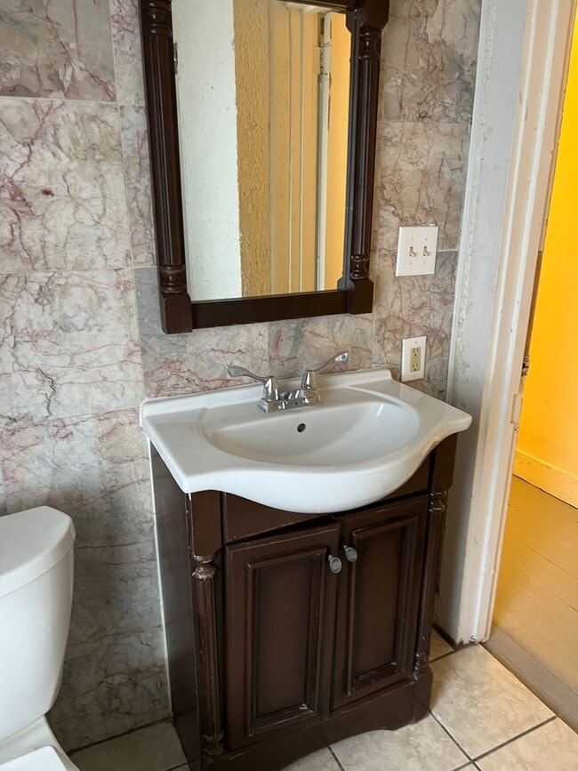 Building Photo - Large 4 bed 1.5 Bath Old City Lancaster Home