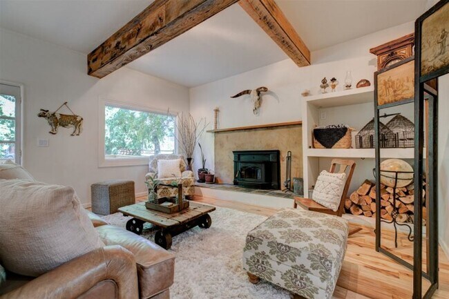 Building Photo - Beautifully Renovated 5 Bedroom Farmhouse outside of Newberg