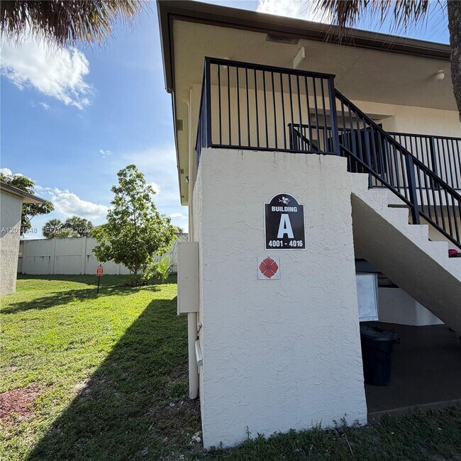 Building Photo - 4010 Lakeside Dr