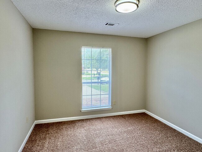 Building Photo - Charming 3-Bedroom Home on a Spacious Corn...
