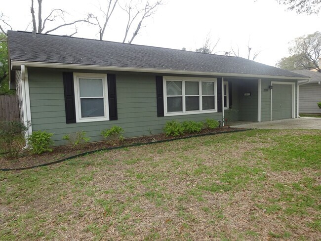 Building Photo - For Lease | 3 Bed, 1 Bath | 1,074 Sq Ft |O...