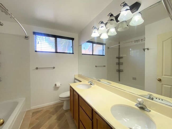 Building Photo - Spectacular 4 bd. 3 bath home in prime Dis...