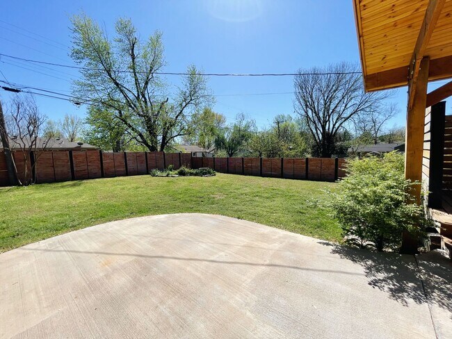 Building Photo - Adorable Midtown Tulsa Bungalow