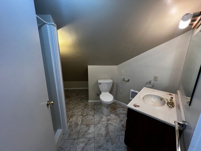 Building Photo - 3- bedroom 2-bathroom home in Pleasant Hill