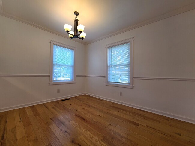 Building Photo - 3-bedroom, 2-bathroom home located in beau...
