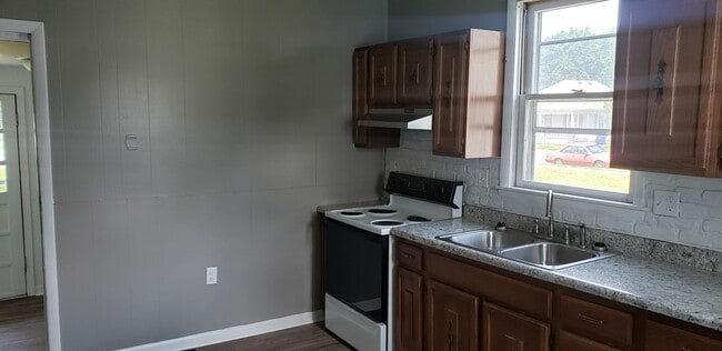 Building Photo - 3 bedroom 1 bath