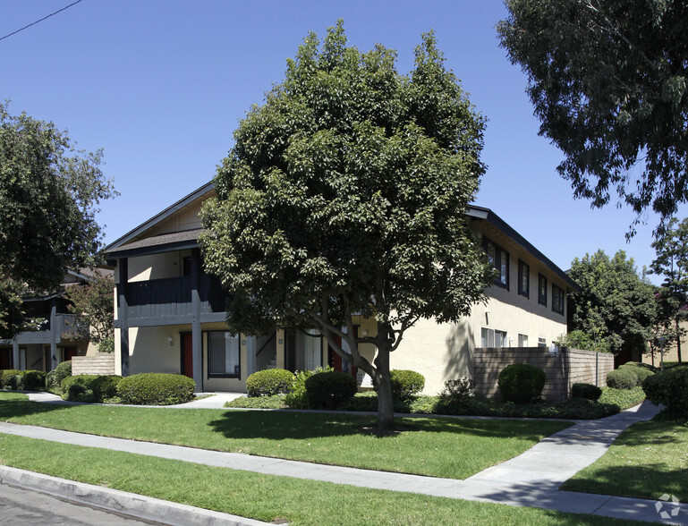 Primary Photo - Glen Oaks Apartments