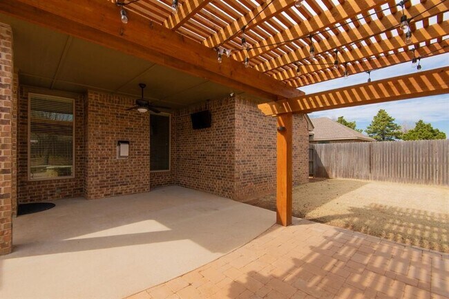 Building Photo - 2124 Newbrook Dr