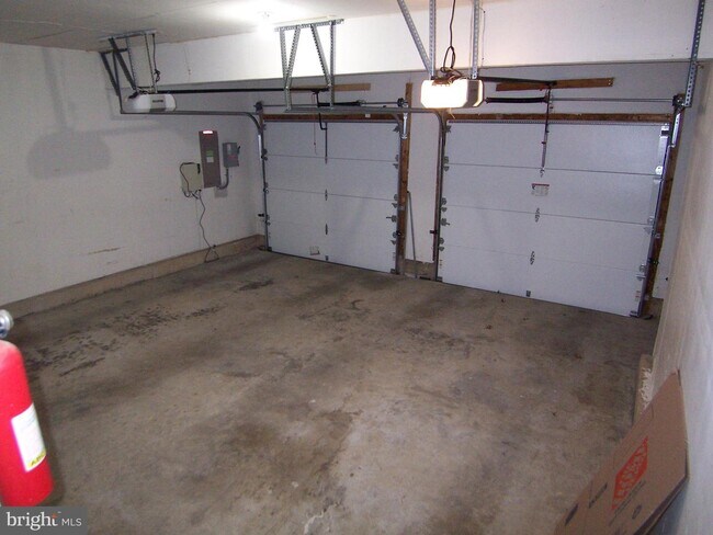 Building Photo - 411 Grasmere Dr