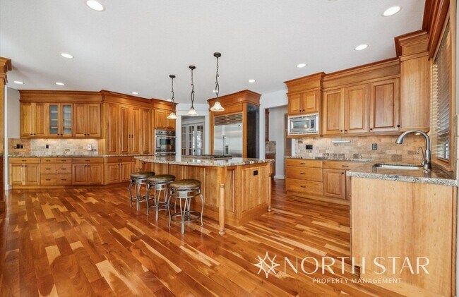 Building Photo - Stunning Bull Mountain Estate