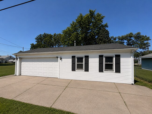 Building Photo - 1905 14th Ave