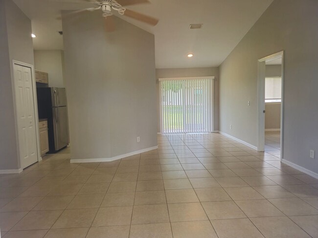 Building Photo - 3 bedroom 2 bath in Lehigh Acres