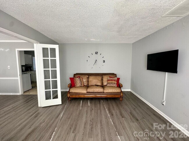 Building Photo - 9501 Pondside Ln