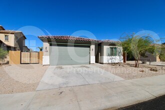 Building Photo - 744 E Diamond Dr