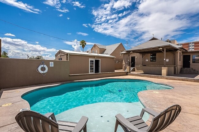 Building Photo - 928 E 6th St