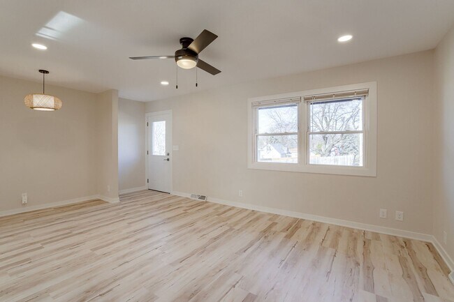 Building Photo - UPDATED 2 Bedroom Duplex With Garage!!